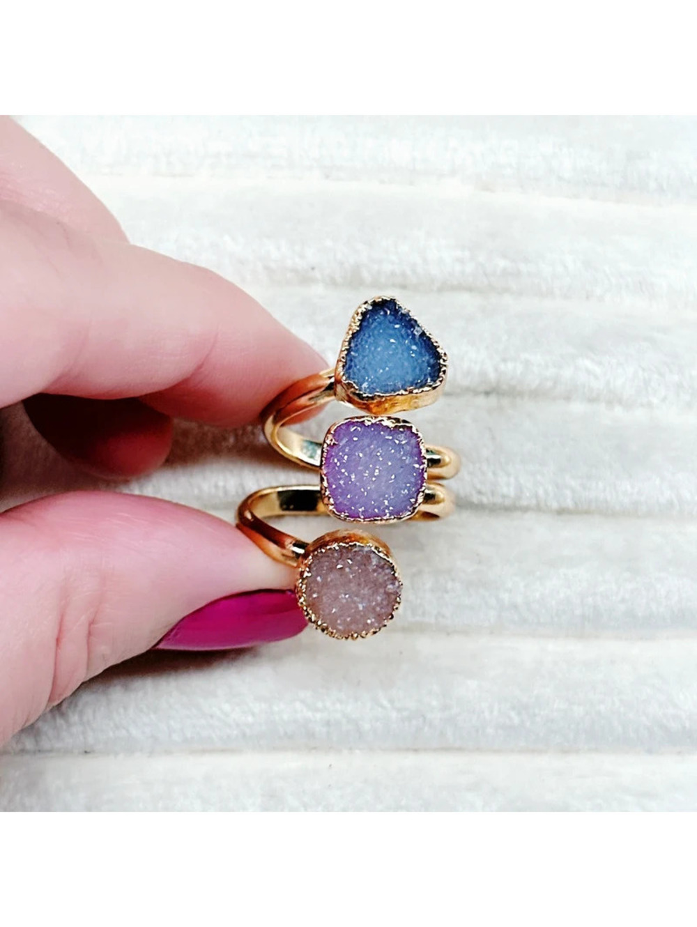 7347gc. Goldtone 6 Ring Purple